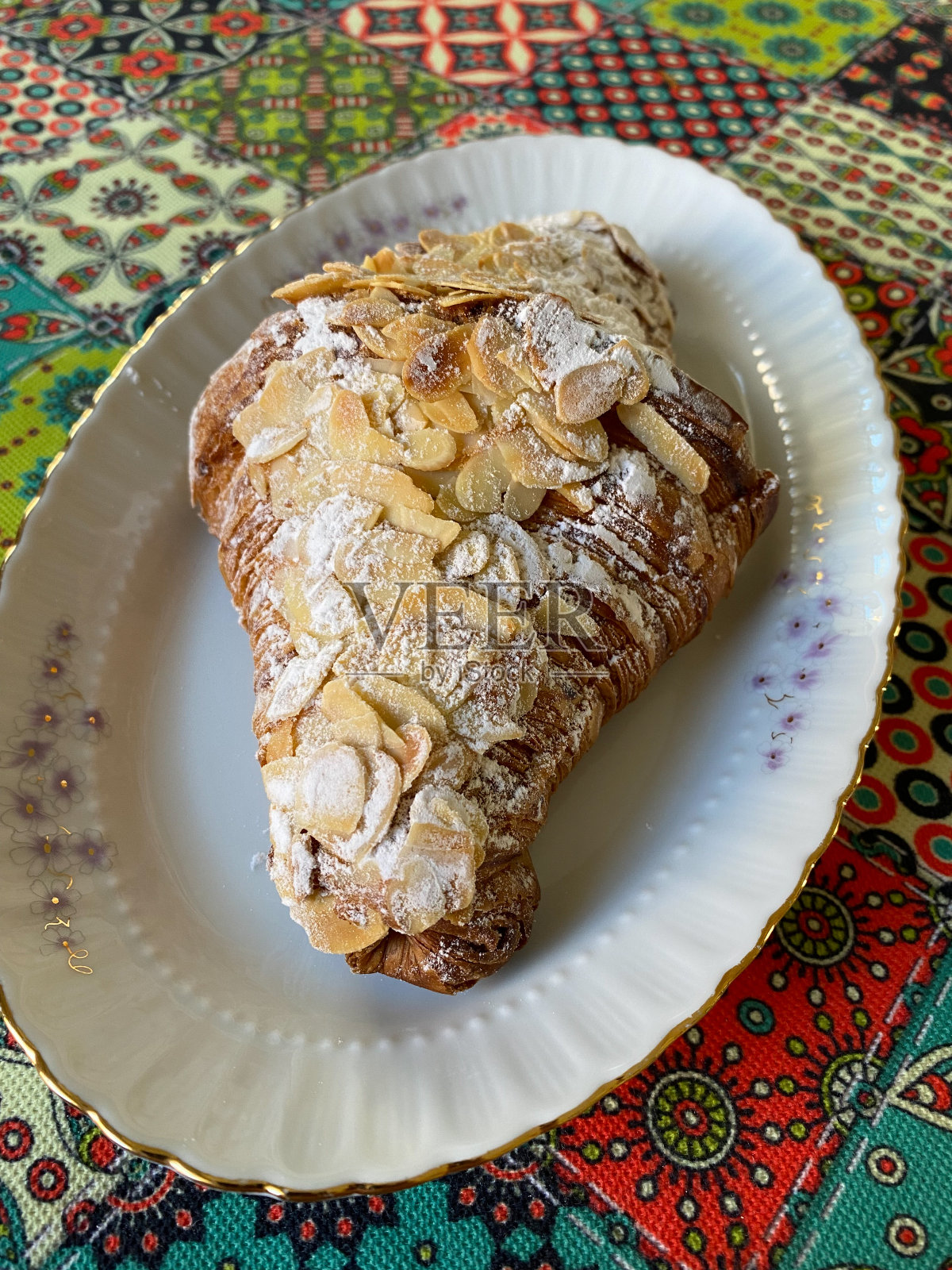 自制杏仁羊角包配餐盘。照片摄影图片