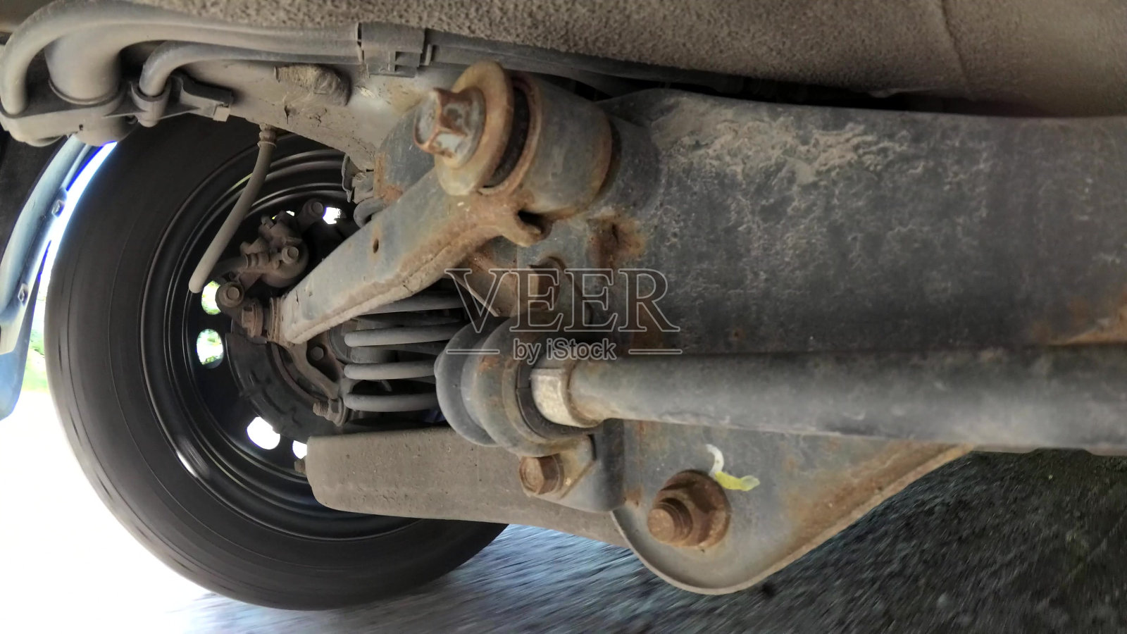 运动中的汽车悬架系统照片摄影图片