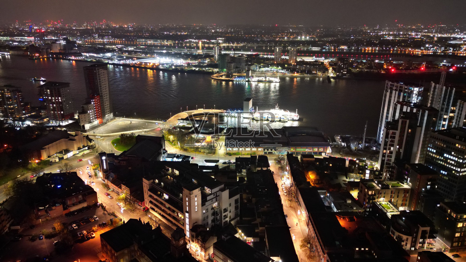 航拍夜景,以河流和城市灯光为背景照片摄影图片