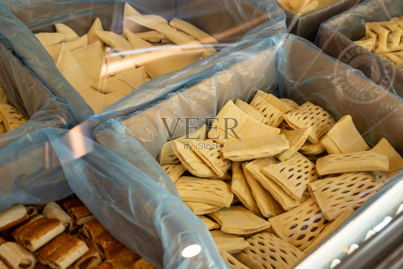 半成品的甜面包放在冰箱里,有透明的玻璃盖。照片摄影图片