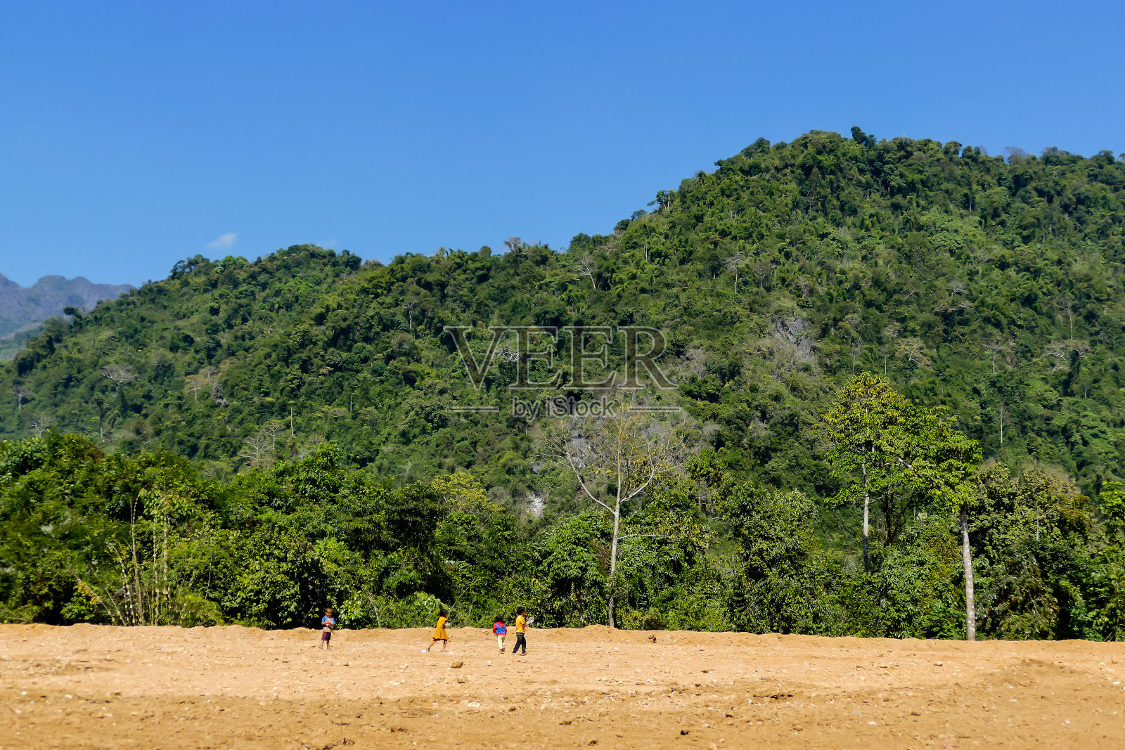 山上的树,数码照片作为背景,摄于亚洲老挝的万荣照片摄影图片