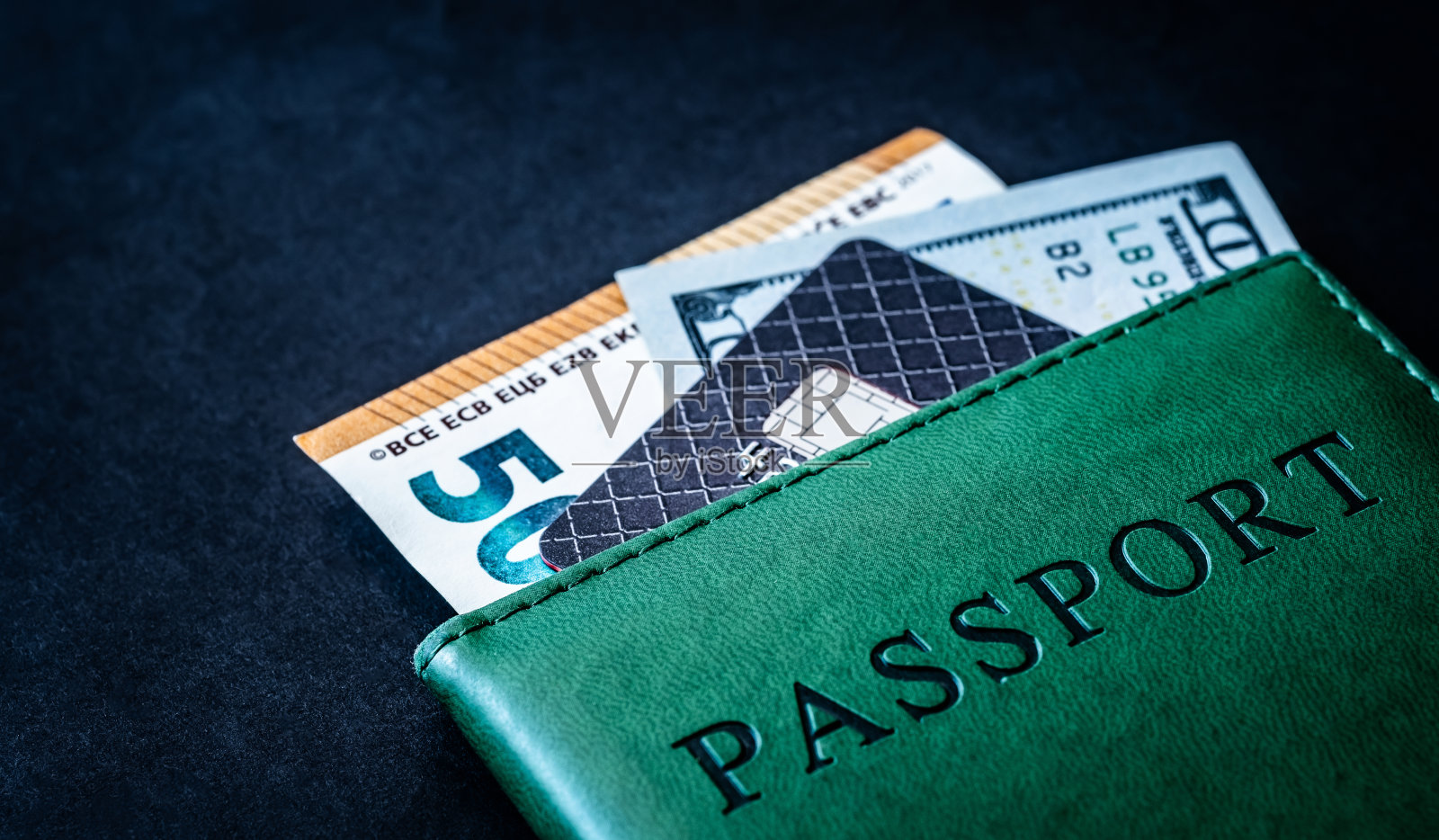 信用卡、钞票和护照照片摄影图片