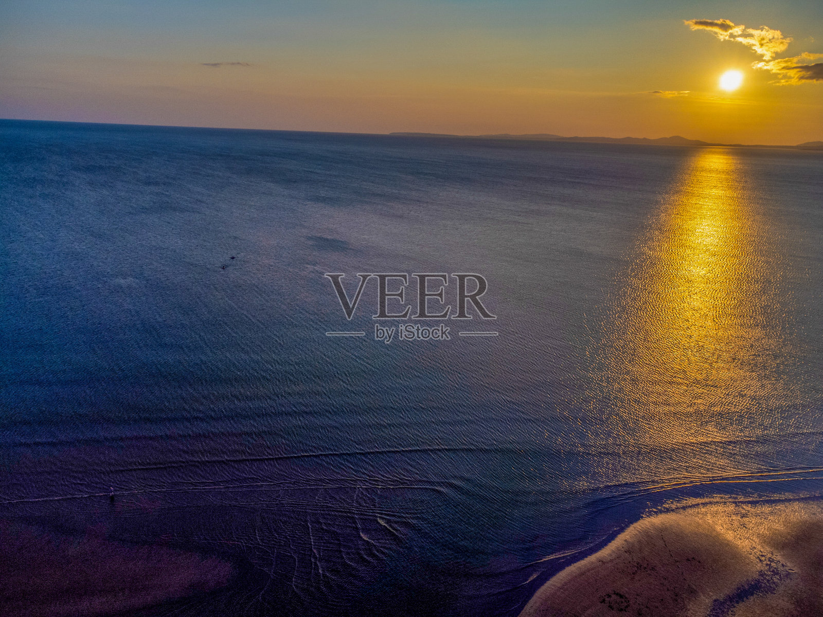 2021年8月29日,英国北威尔士格温内斯的哈莱克海滩,日落与人们的剪影照片摄影图片