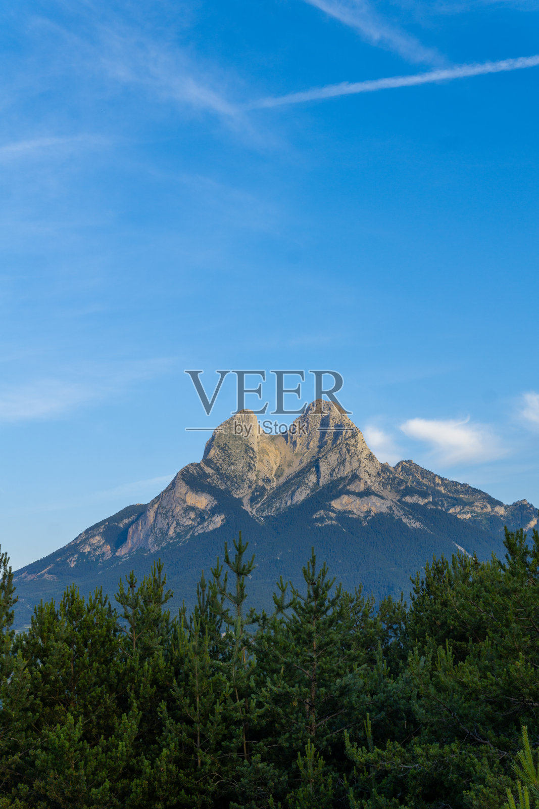 夏季,西班牙佩德拉福卡的天空映衬下的山景照片摄影图片