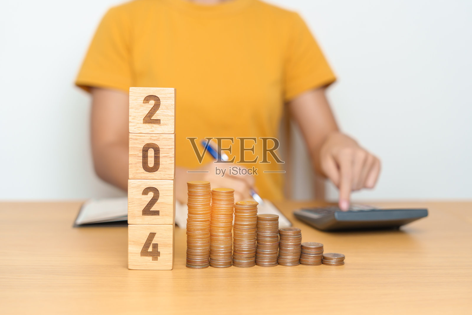 2024年块与硬币堆栈。金钱,预算,税收,投资,金融,储蓄和新年决心的概念照片摄影图片