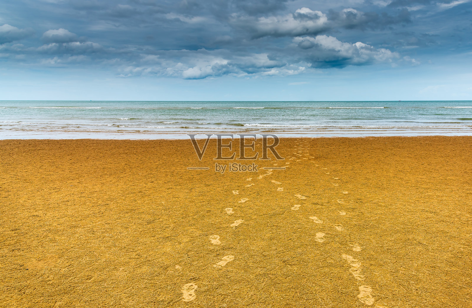 美丽的热带海滩景观与阴天。照片摄影图片