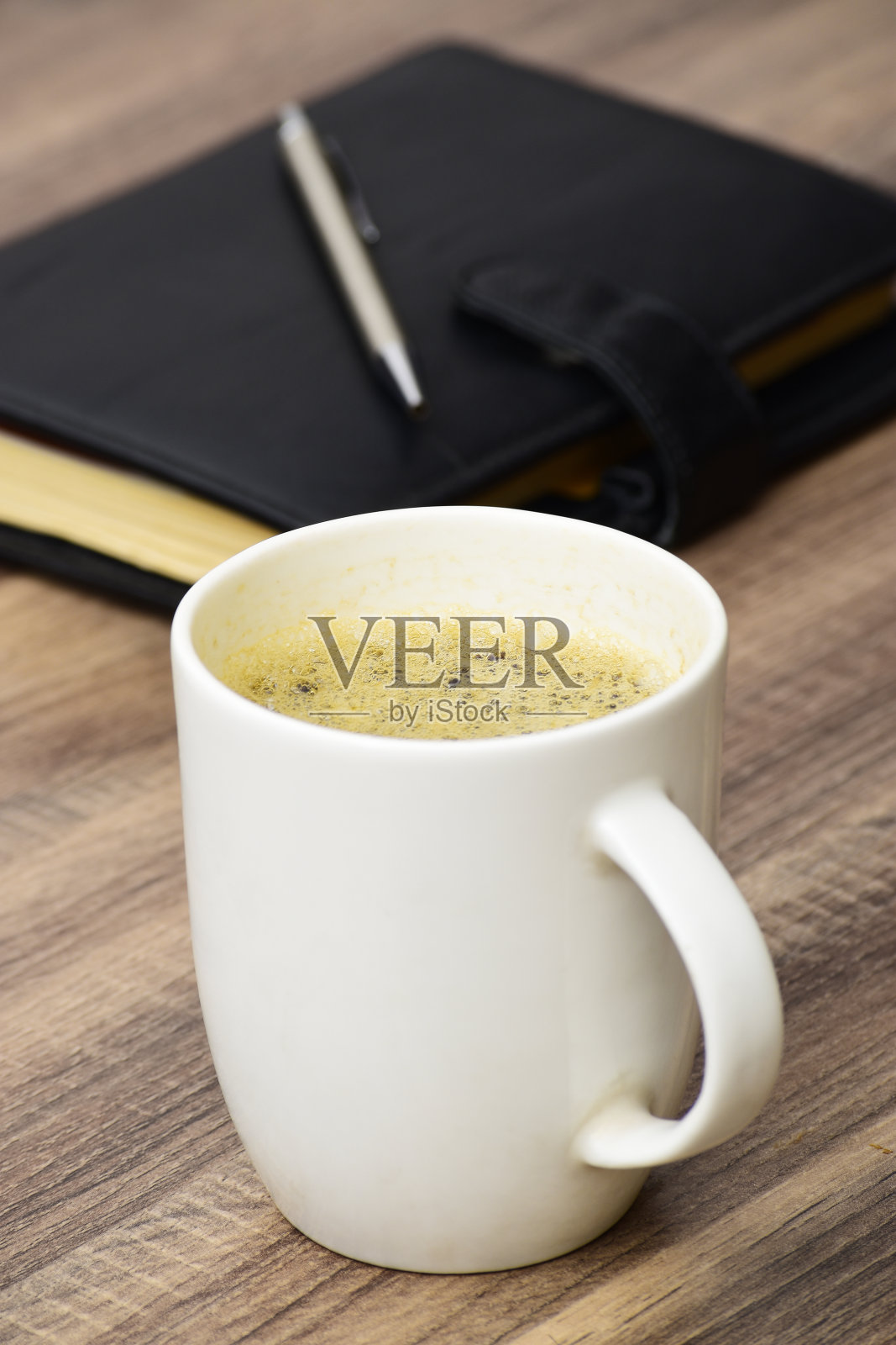 桌子上黑色咖啡杯的特写照片摄影图片