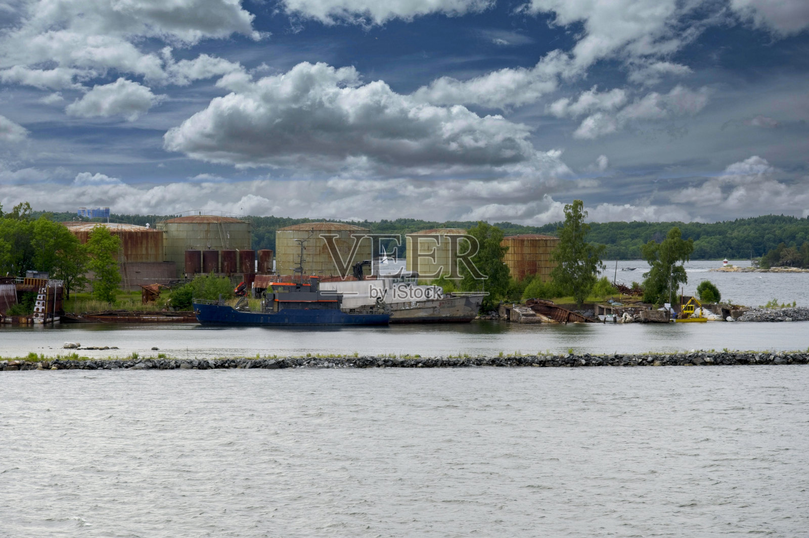 燃料储存罐在斯德哥尔摩群岛在波罗的海-瑞典照片摄影图片