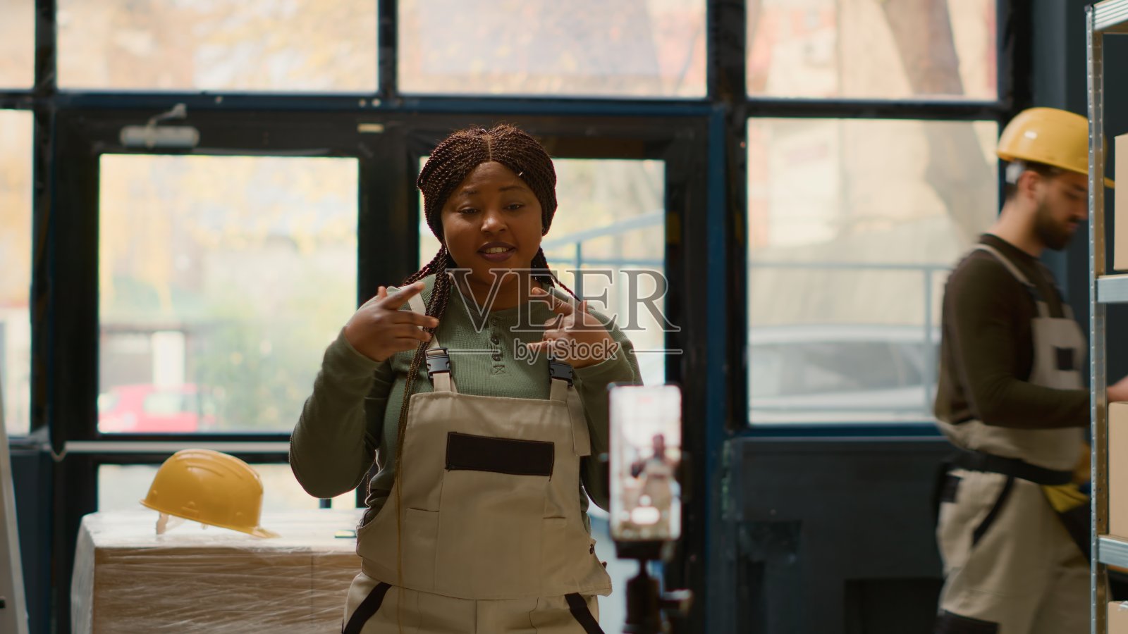 仓库工人拍摄培训录像照片摄影图片