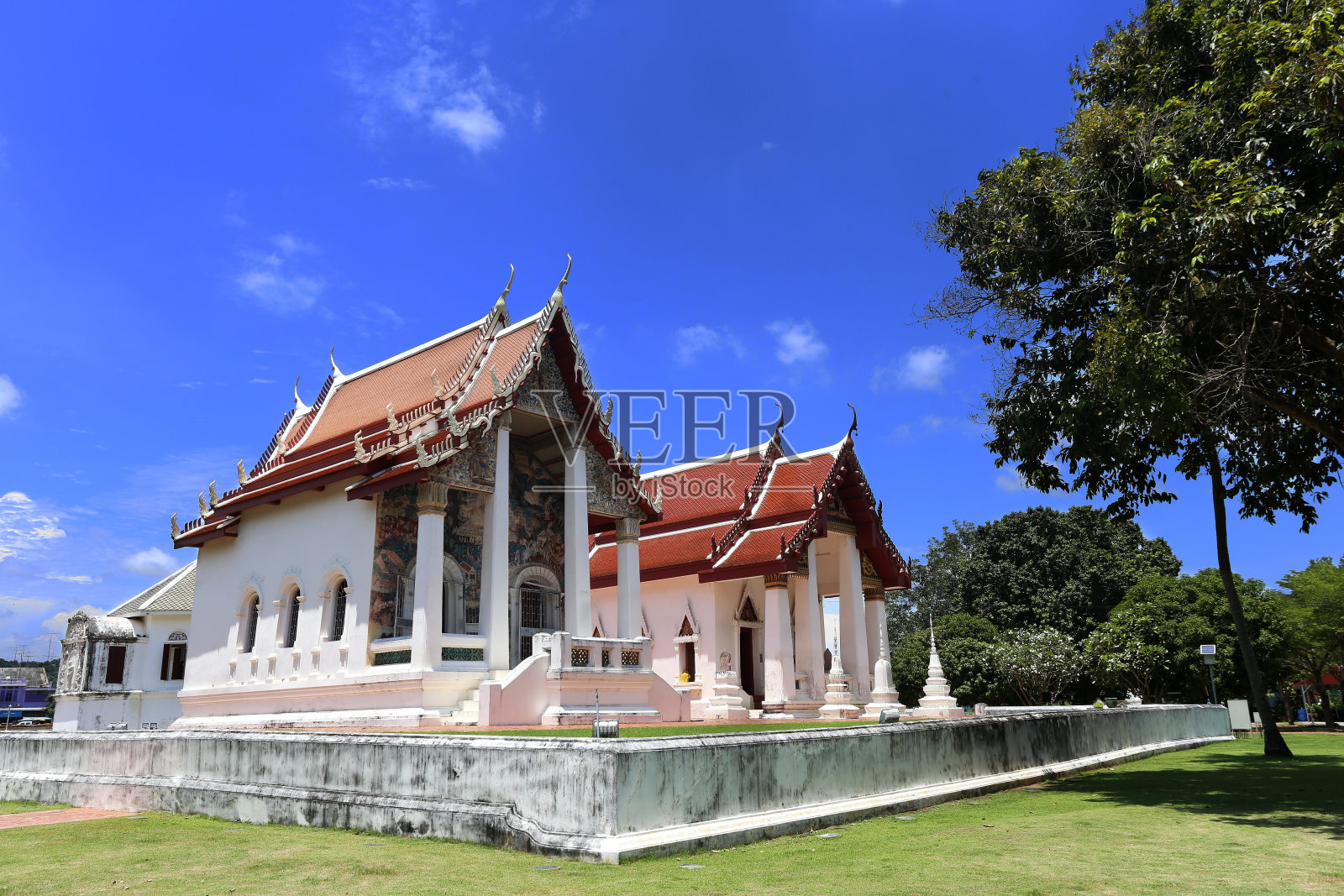 是泰国语,意思是佛教寺庙。照片摄影图片