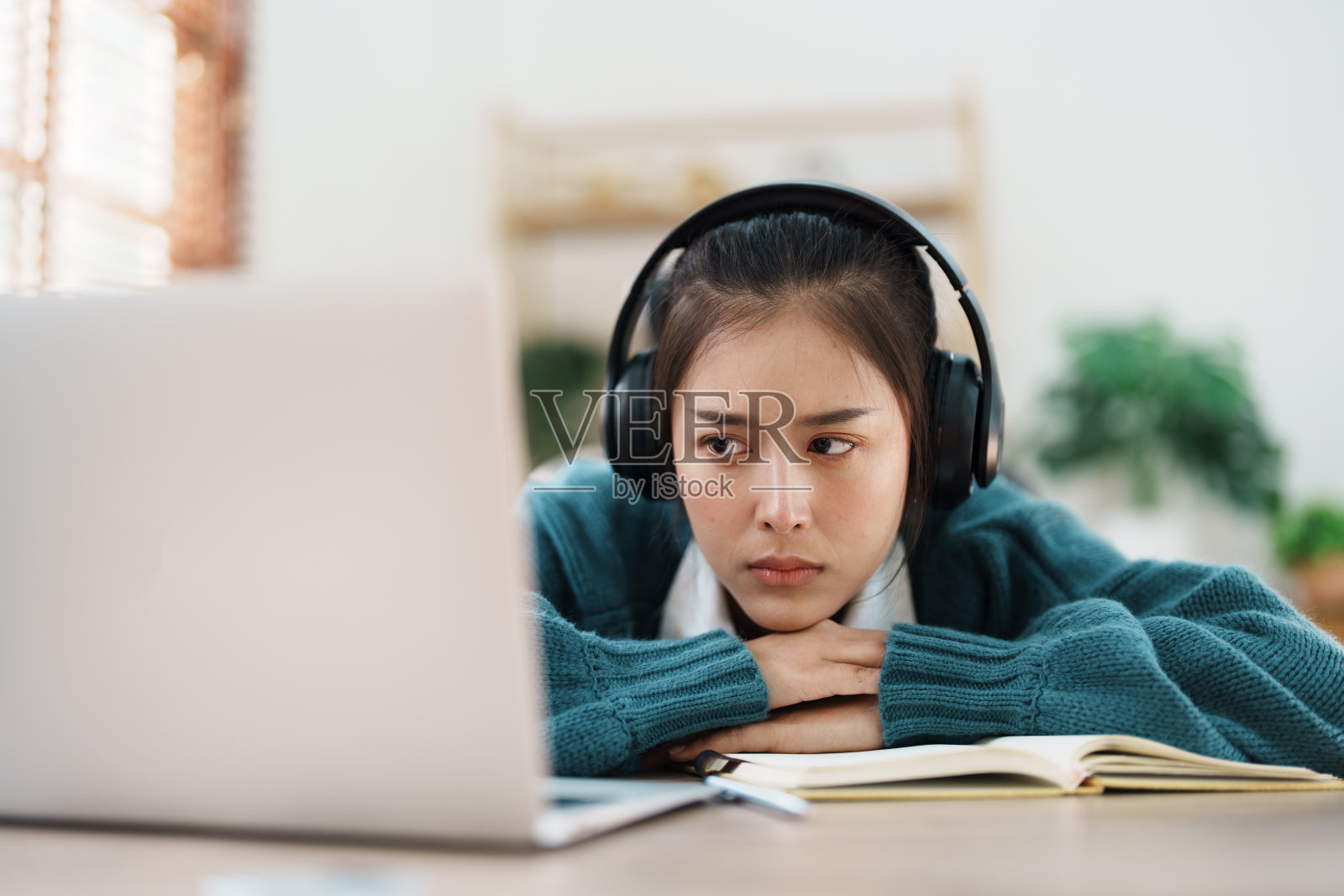 网上学习,美丽的亚洲女学生表现出倦怠综合症的学生在家网上学习照片摄影图片