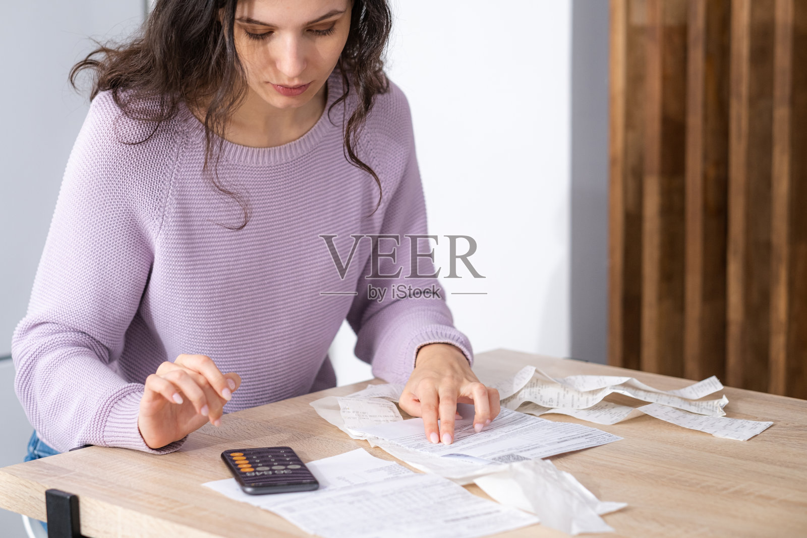 节俭的女性在家用手机计算,上网在小工具上纳税,节俭的女性在电话上计算财务支出,管理计划家庭家庭预算照片摄影图片