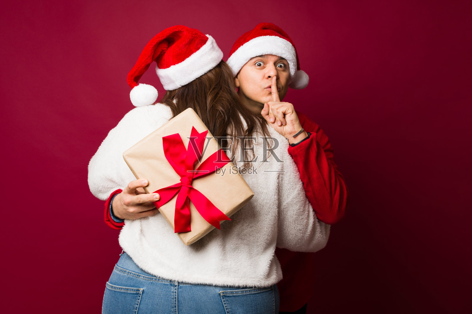 男友在圣诞节对女友保守秘密照片摄影图片