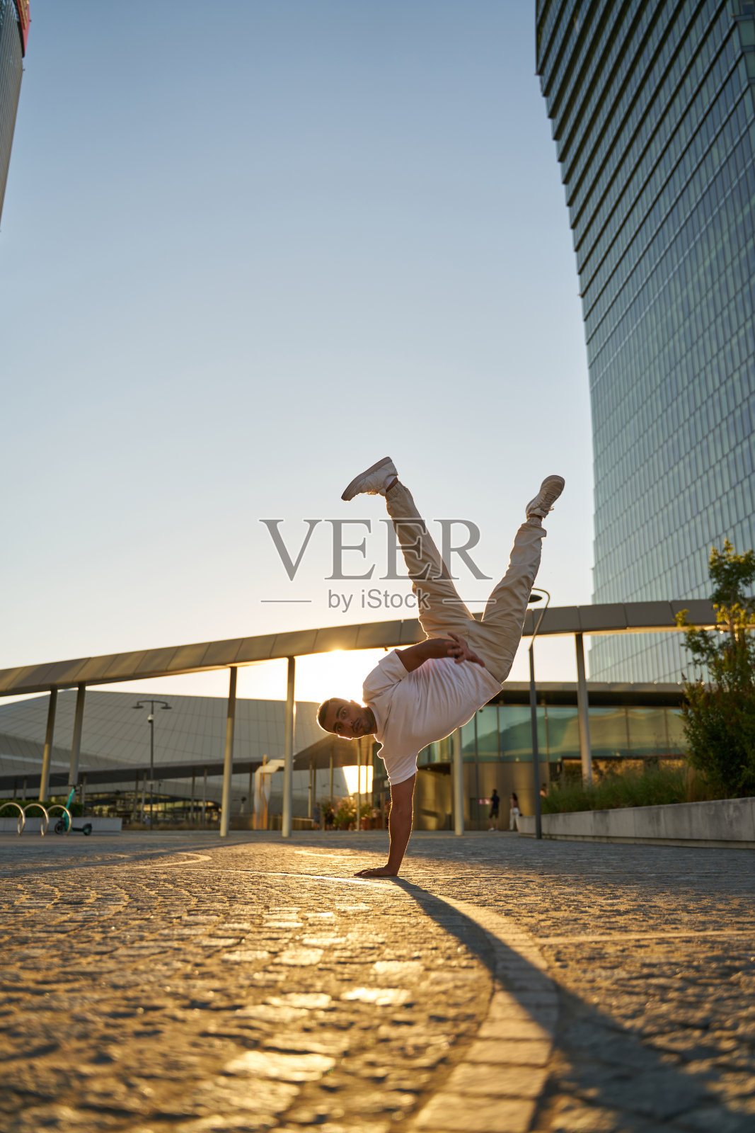 男子在城市街道上手倒立跳街舞,积极的生活方式照片摄影图片