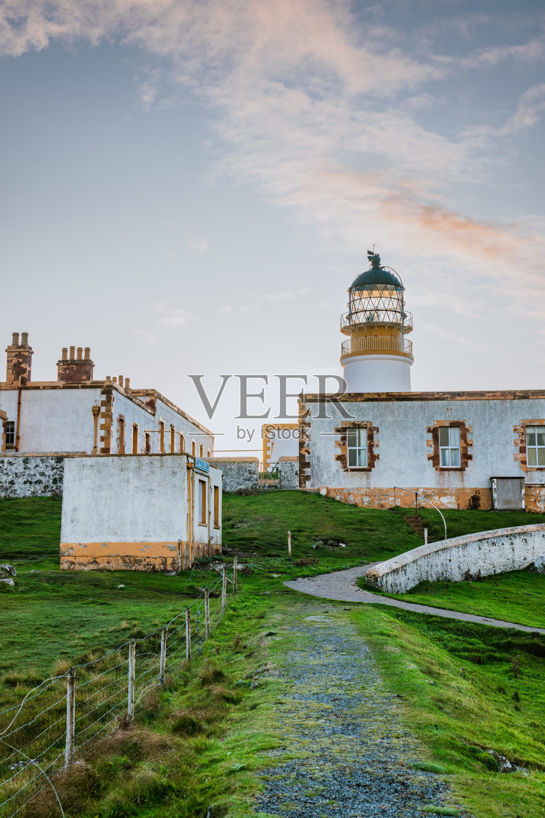 日落时的巢点灯塔照片摄影图片
