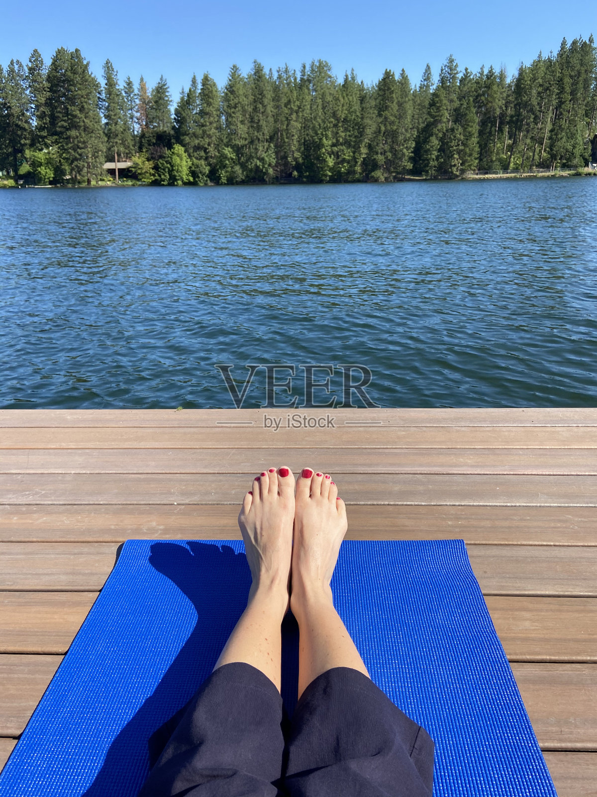 河上瑜伽照片摄影图片