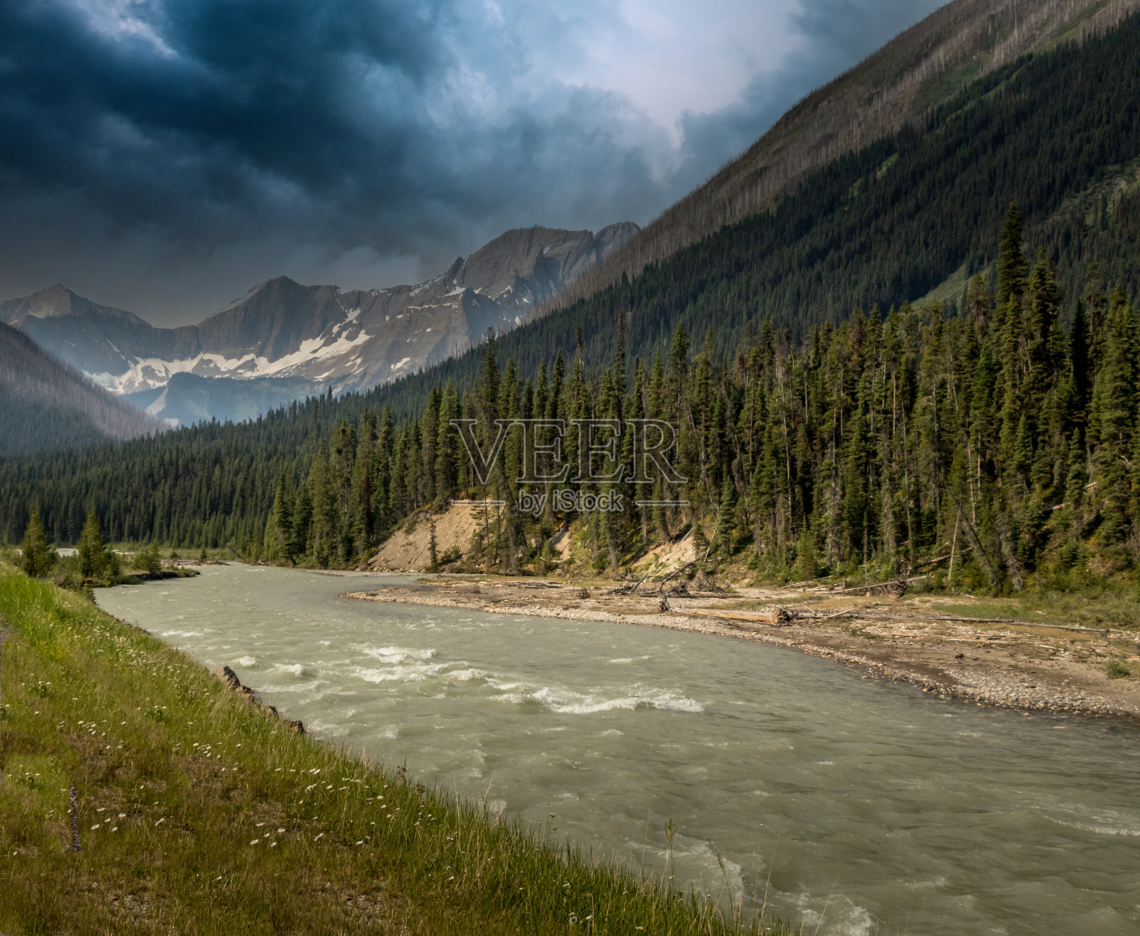 落基山脉,森林和河流沿班夫温德默HWY库特尼国家公园加拿大不列颠哥伦比亚省照片摄影图片