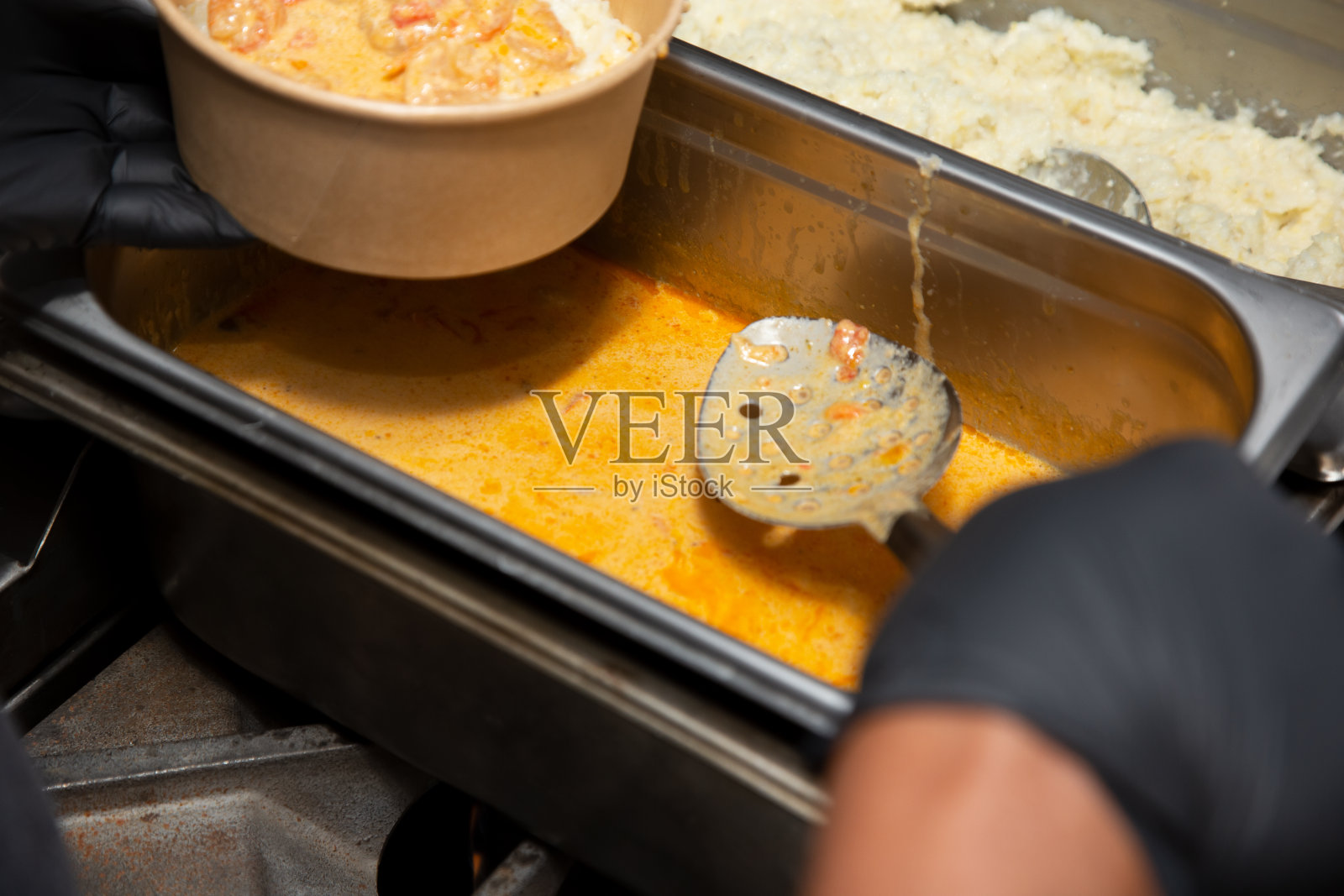 舀一些酱汁照片摄影图片