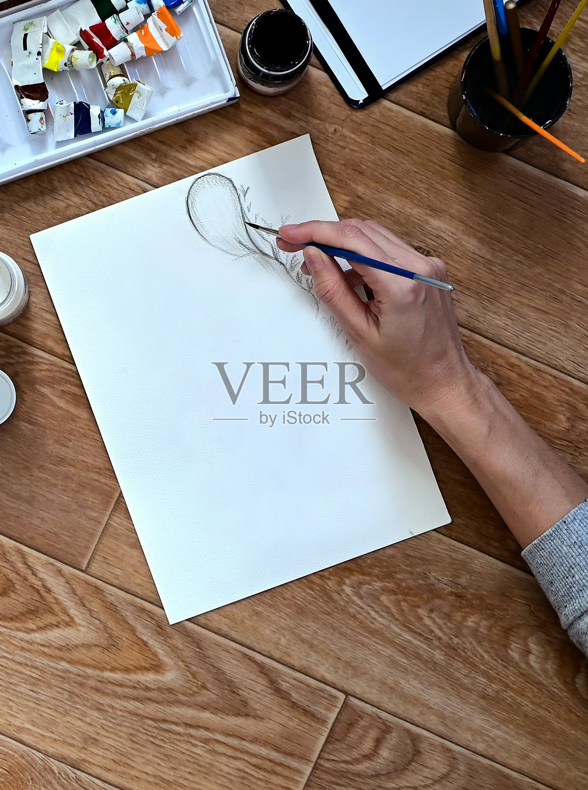 一套水粉和颜料,用于在白纸上作画。创意和爱好的概念。照片摄影图片