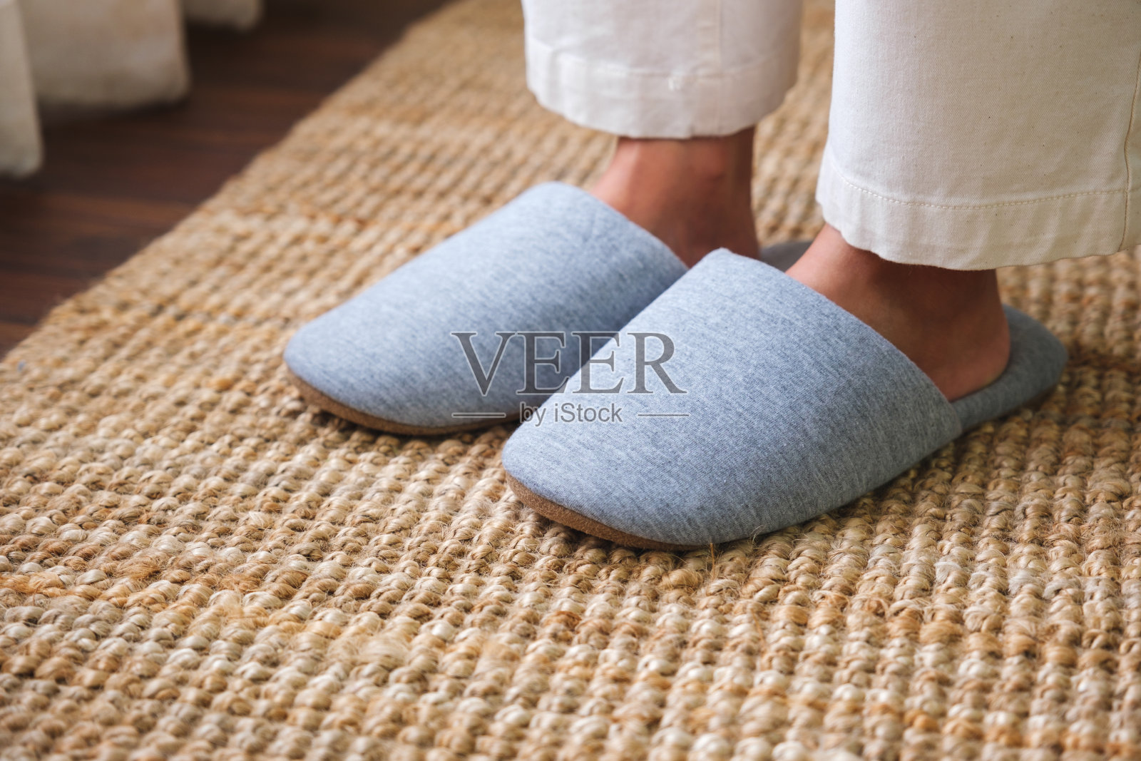 一个女人在家里穿着拖鞋的特写照片摄影图片