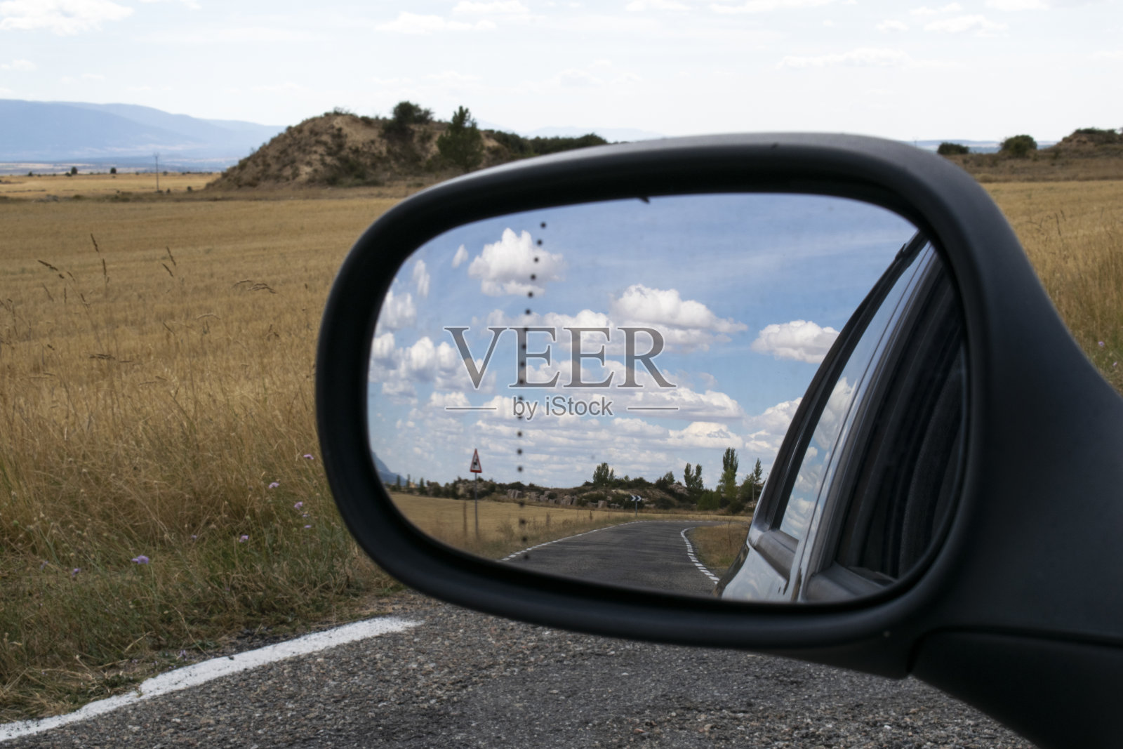 透过汽车后视镜看到的风景——天高云高——西班牙照片摄影图片