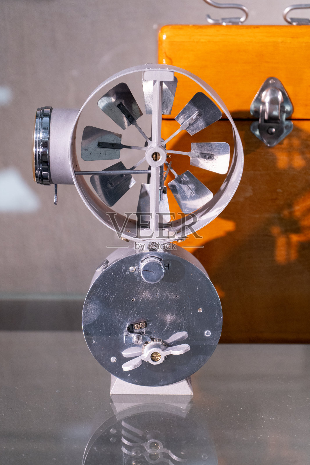 风速计是测量空气运动速度的装置。在气象学中,用于测量风速。小螺旋桨叶片。照片摄影图片