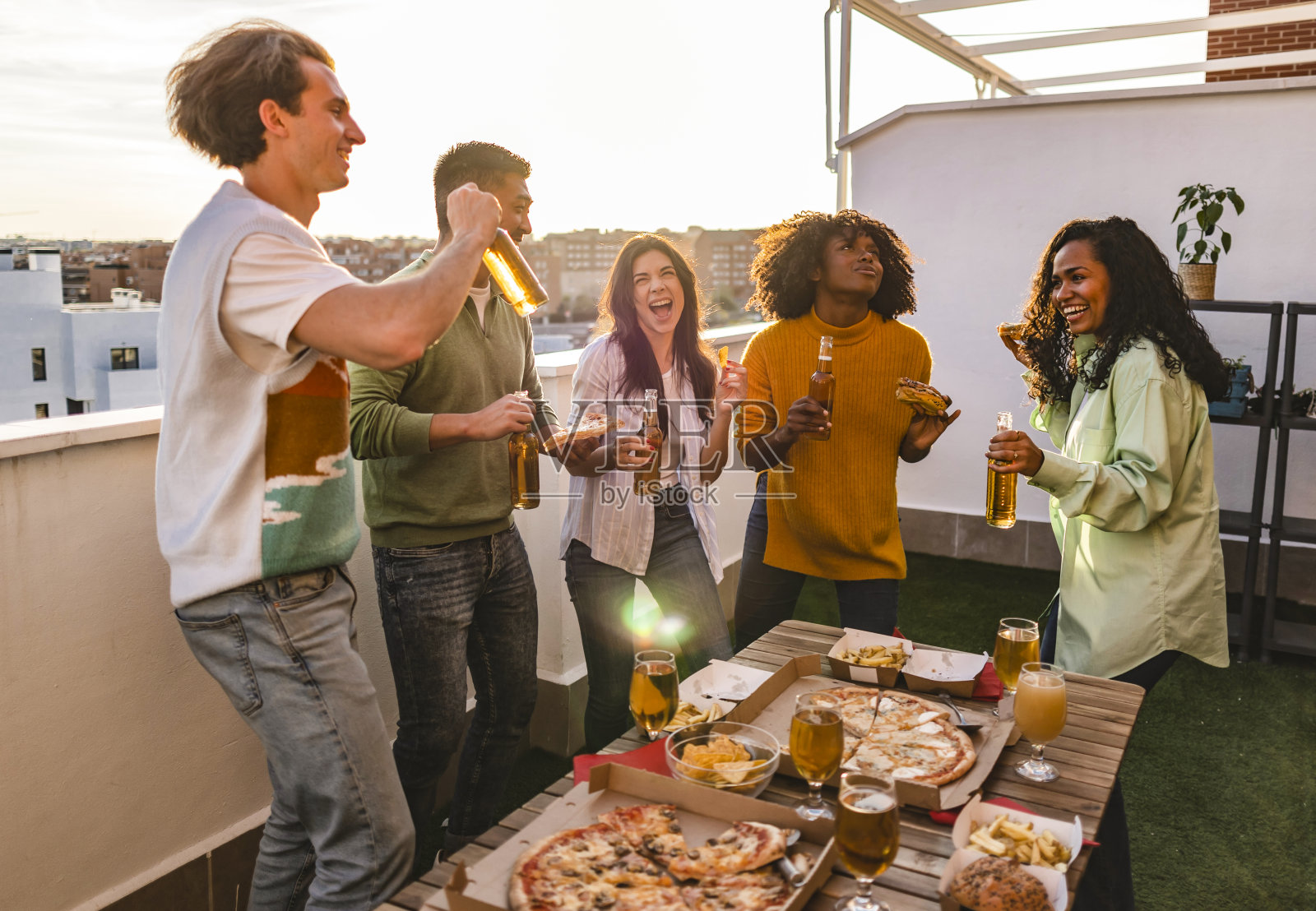 一群多种族的千禧一代朋友在屋顶派对上照片摄影图片