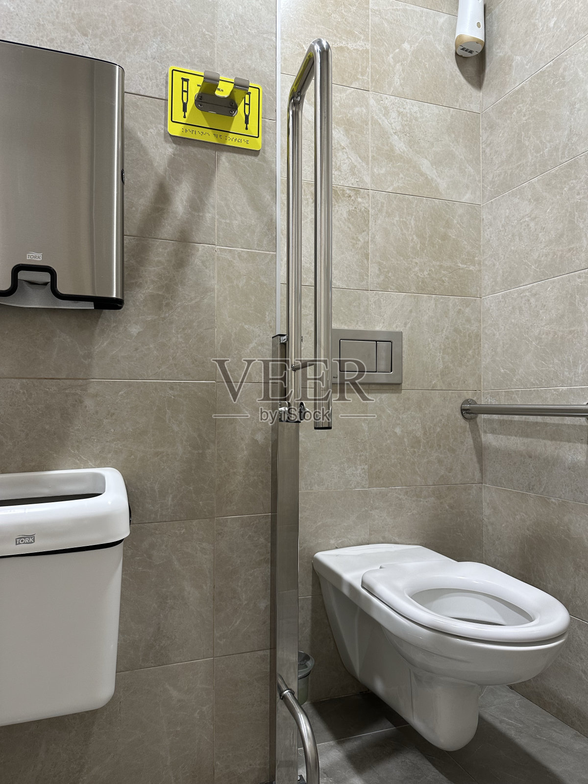 无障碍公共厕所照片摄影图片