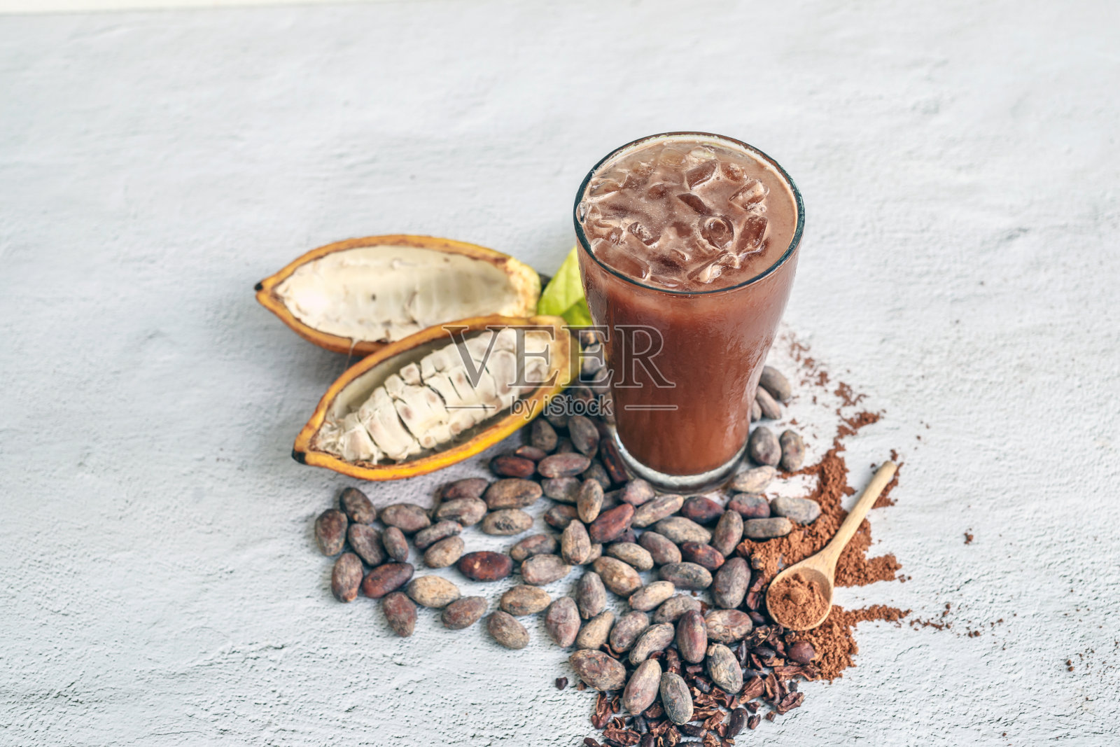 冰可可俯视图饮料的甜食菜单和棕色可可粉切成两半的可可豆荚,冰巧克力杯,棕色可可豆在白色的背景。照片摄影图片
