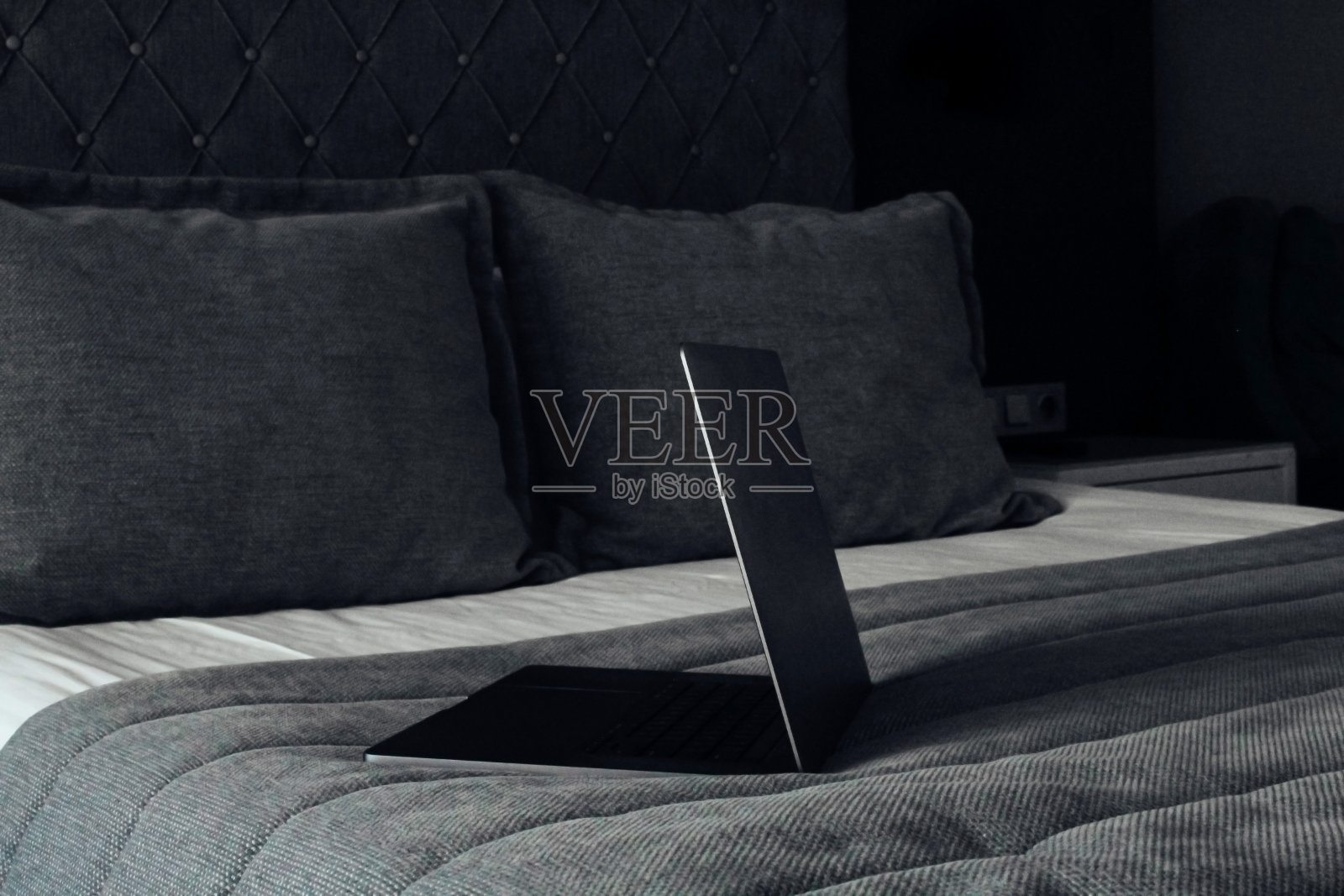 笔记本电脑在床上照片摄影图片