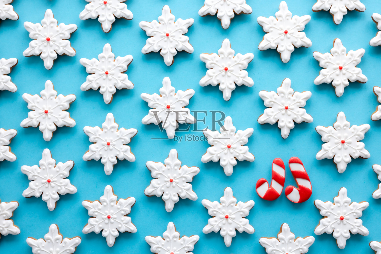 雪花形状的姜饼,蓝色背景。照片摄影图片