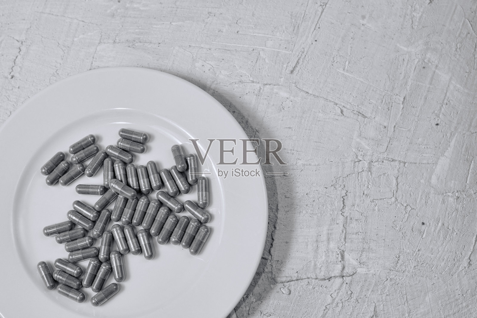 呼吸面罩,抗菌处理手和片剂在蓝色背景。照片摄影图片