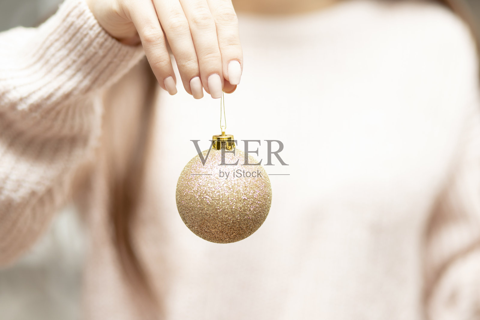 圣诞树装饰上,女孩拿着球玩具为冷杉照片摄影图片