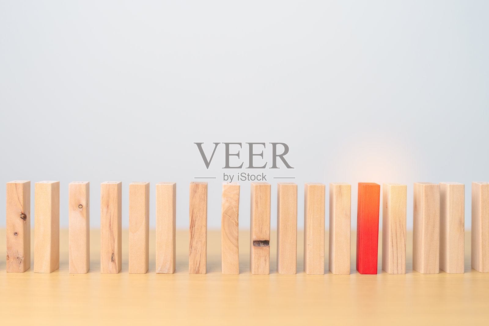 桌子上的红色多米诺木块。商业规划,风险管理,解决方案,领导者,战略,不同,招聘,人力资源和独特的概念照片摄影图片