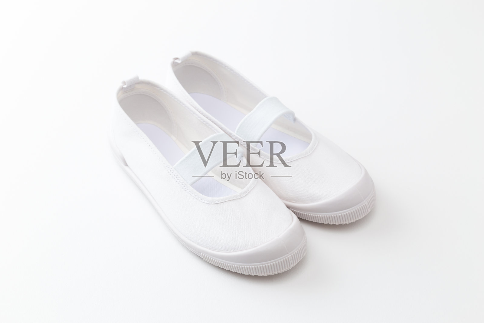 白色背景的儿童室内鞋照片摄影图片