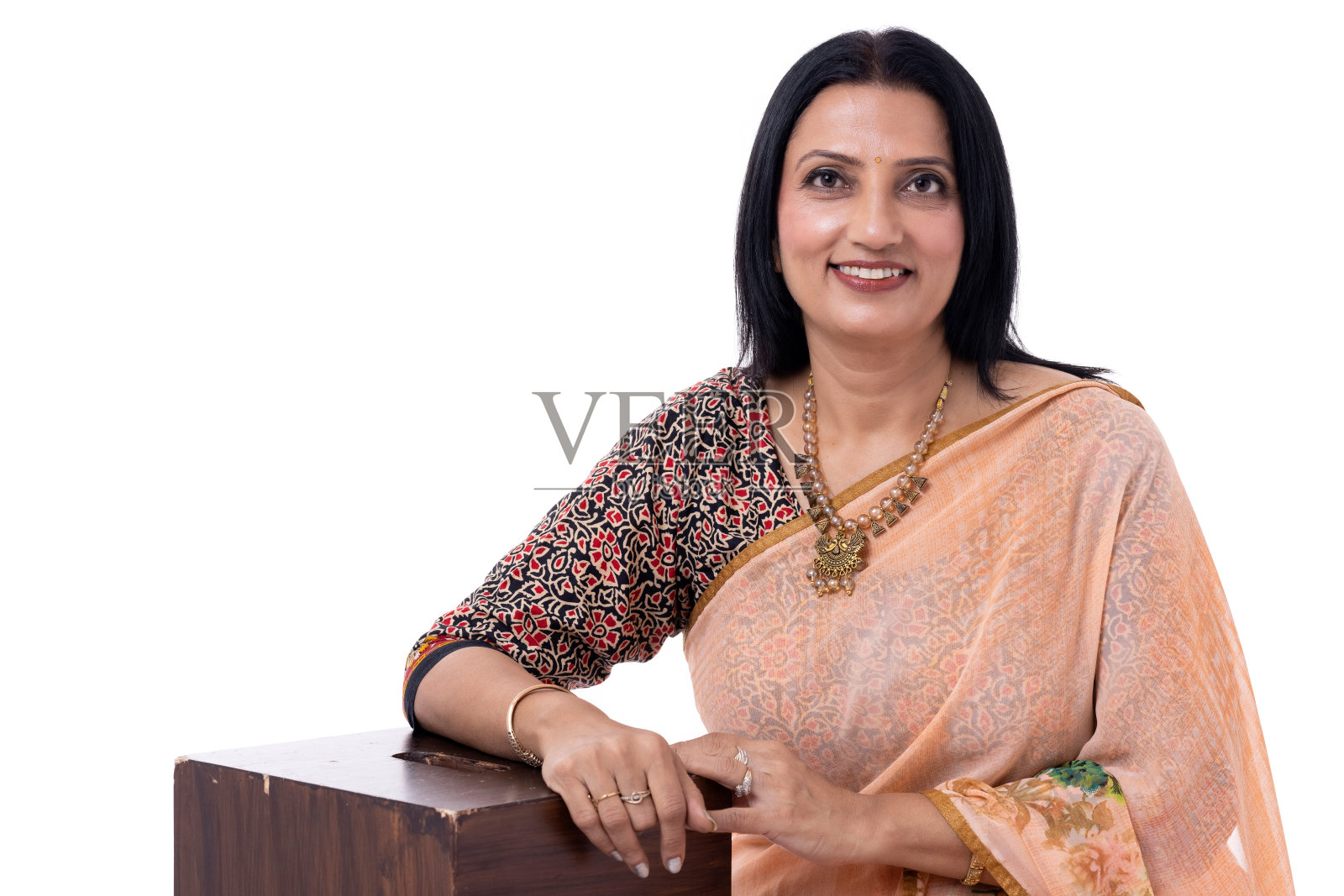 美丽的印度女人穿着纱丽的肖像照片摄影图片