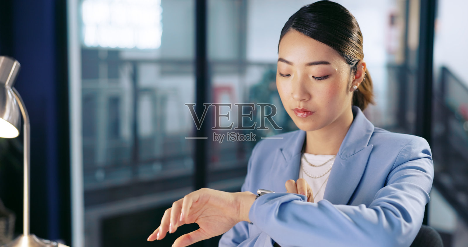 观察,截止日期和商务女性在办公室或加班到很晚的报告。在工作中与亚洲女性员工保持专业、合作和敬业的态度,检查工作场所的时间安排照片摄影图片