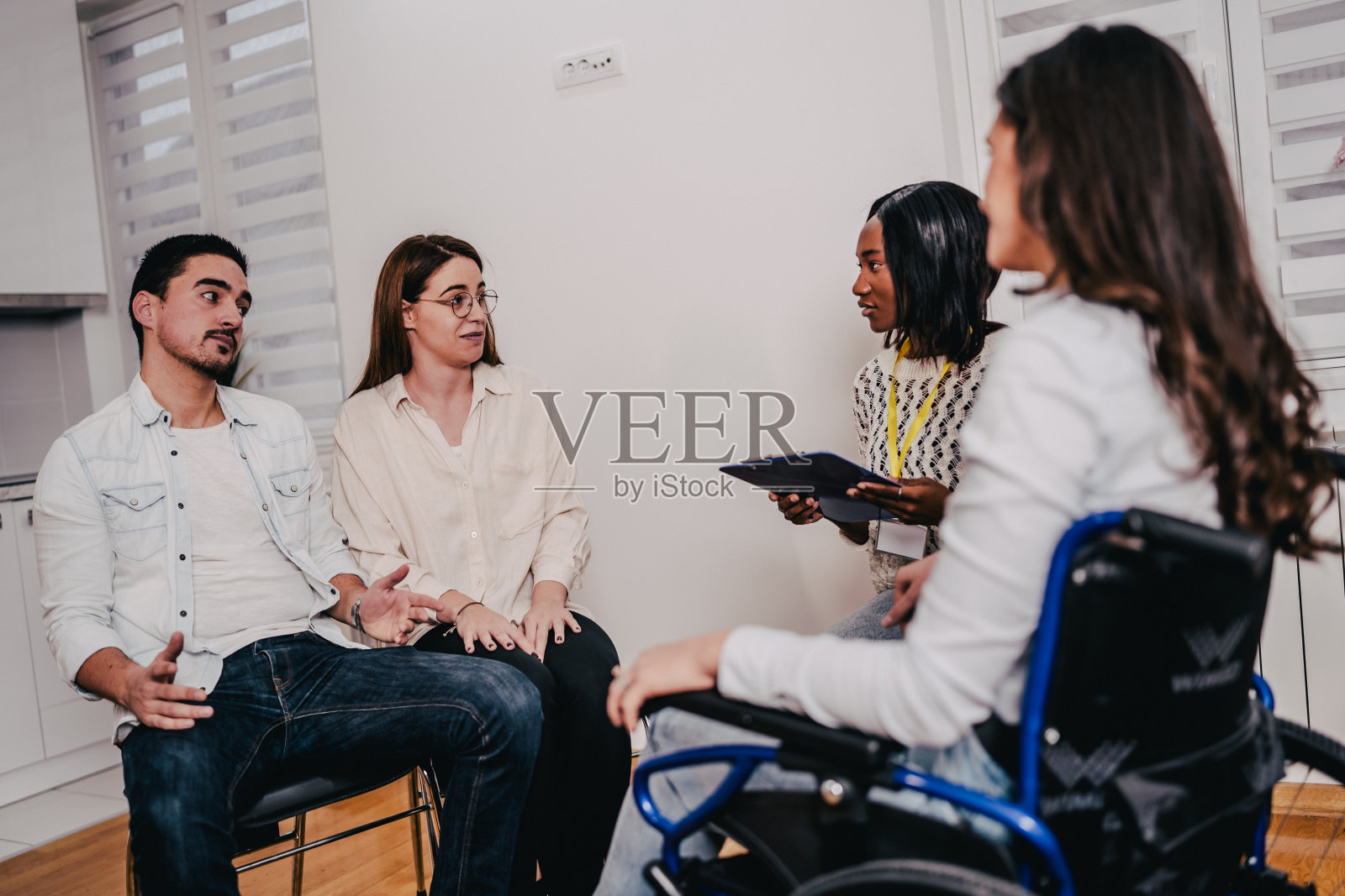 专家精神科医生指导年轻女性残疾通过心理健康斗争照片摄影图片