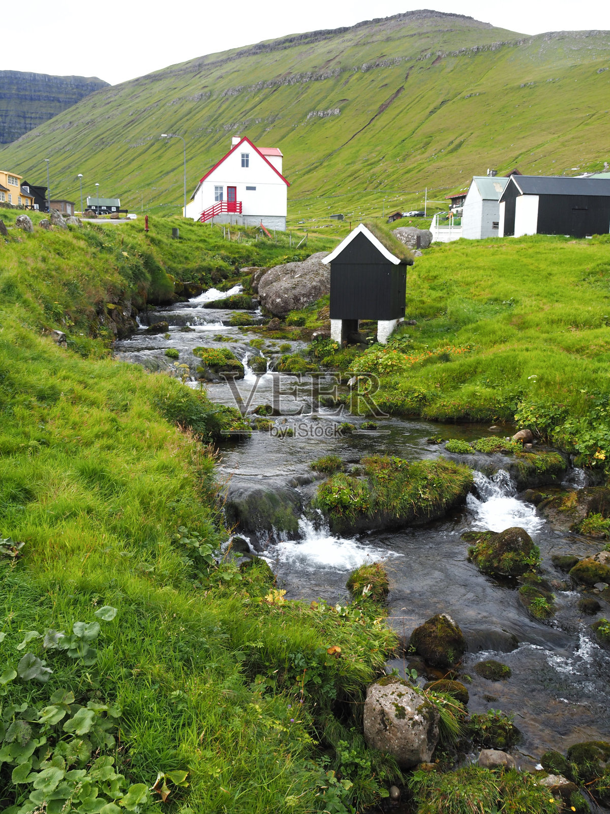 村子里的小河叫Gjógv。Eysturoy。法罗Islandsu照片摄影图片