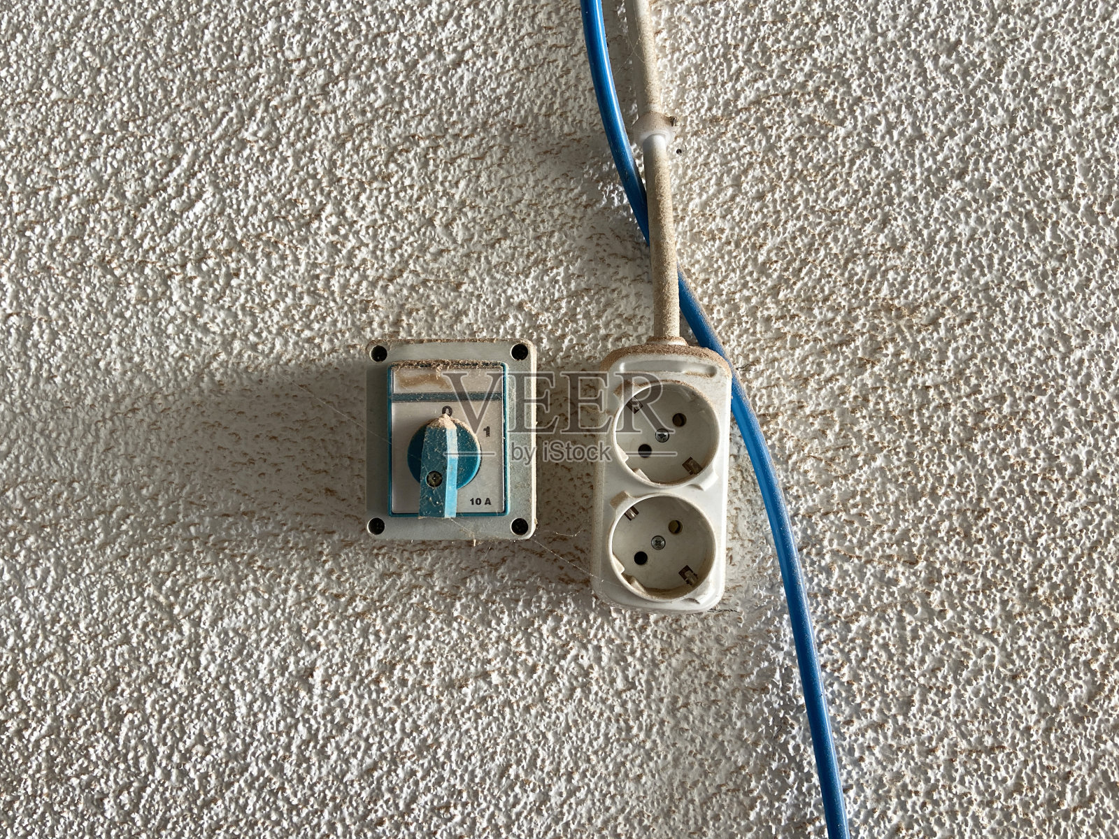 墙上有电源插座和开关照片摄影图片