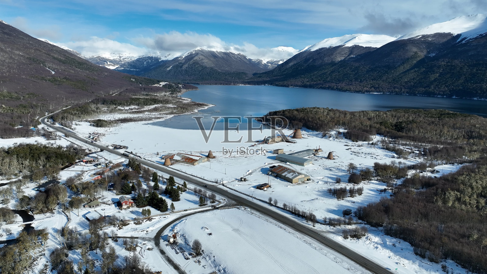 阿根廷火地岛乌斯怀亚的埃斯孔迪多湖。照片摄影图片