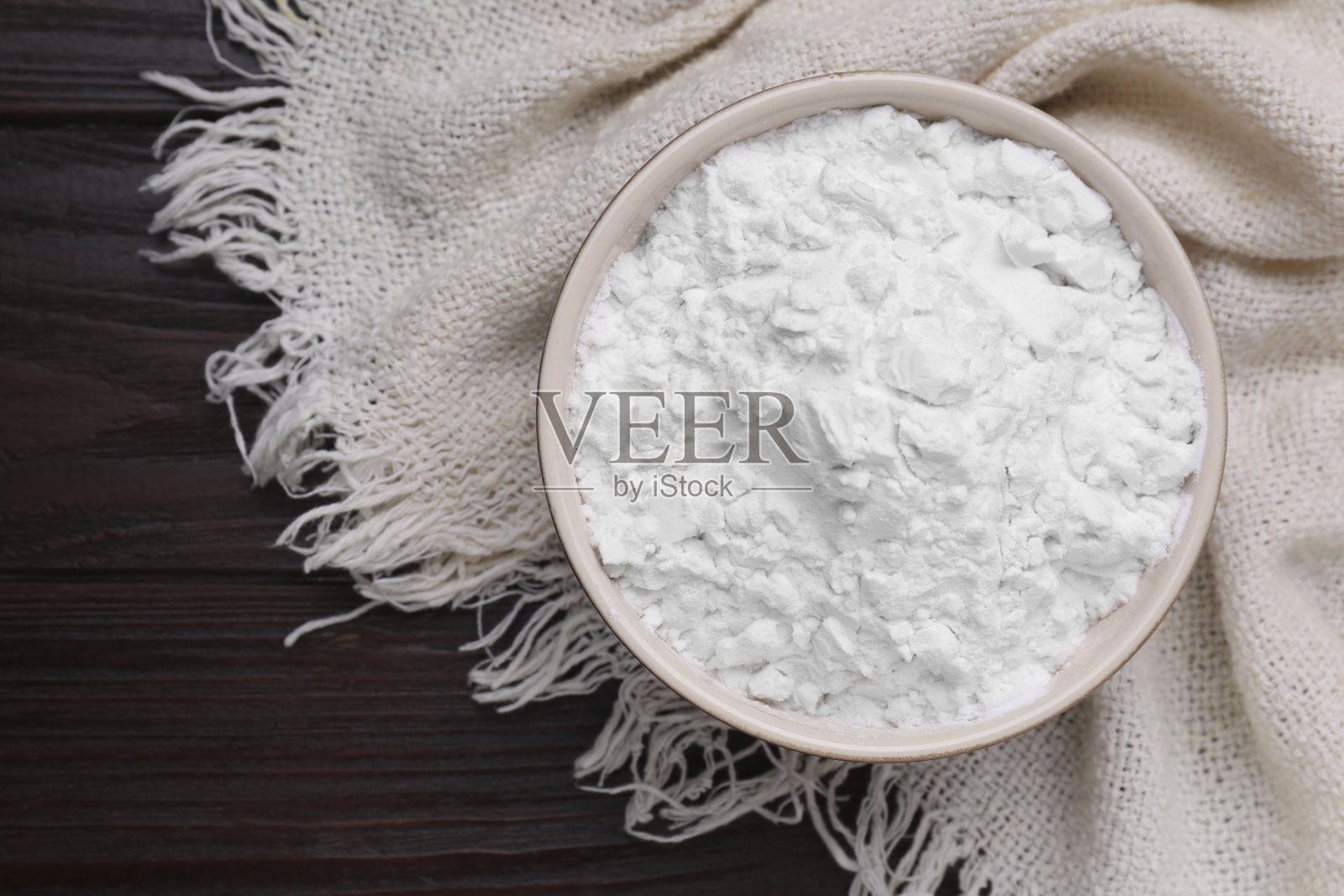 淀粉在木桌上的碗里,俯视图照片摄影图片