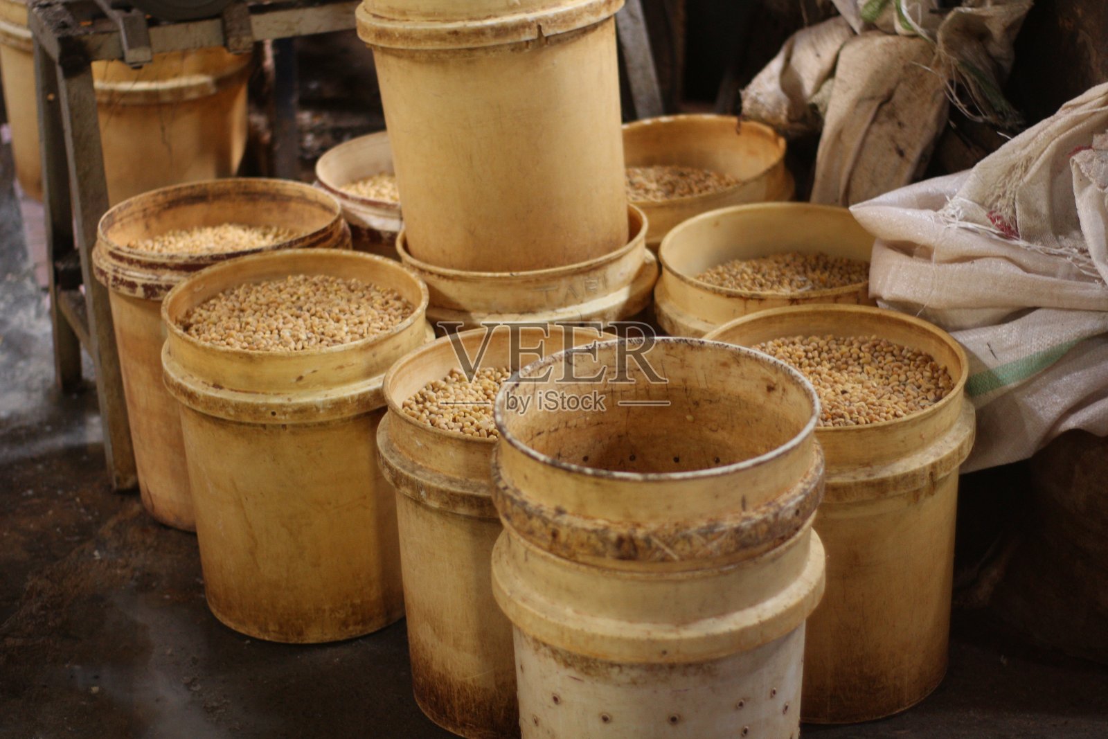 做豆腐。照片摄影图片