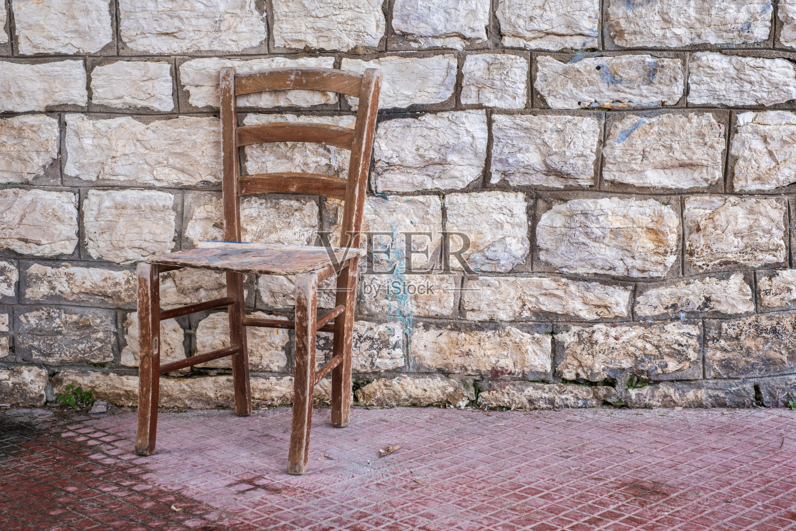 石墙前的木椅照片摄影图片