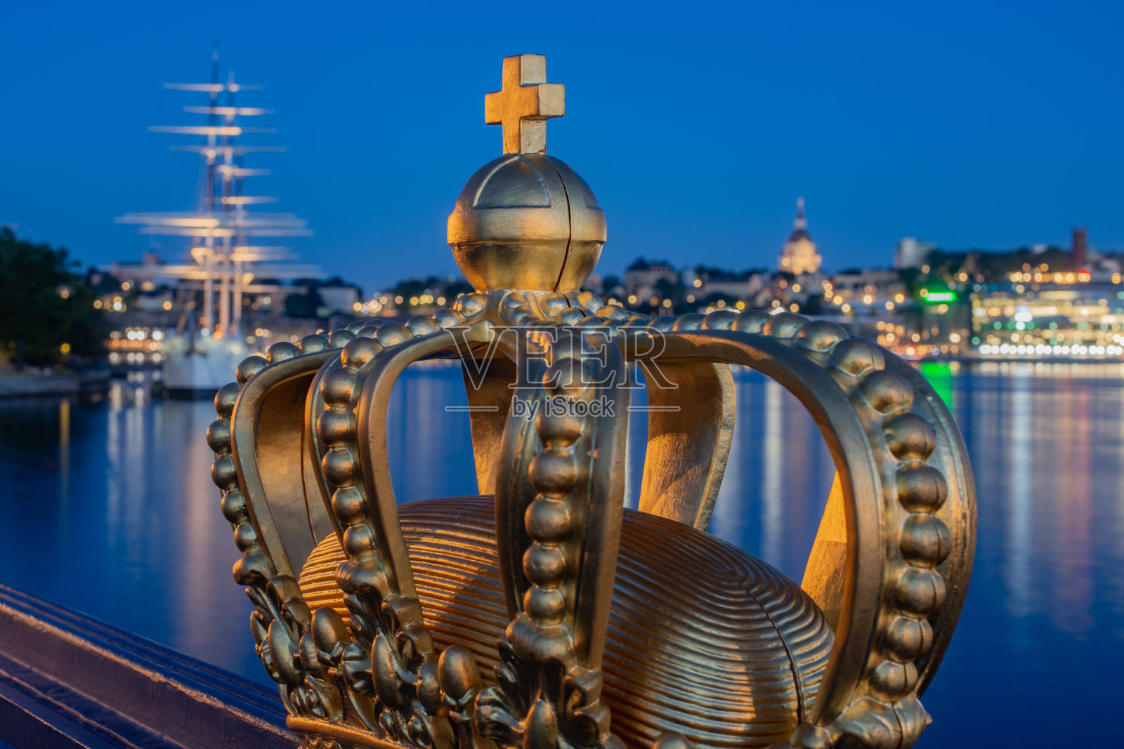 戴着皇冠的斯德哥尔摩夜景照片摄影图片