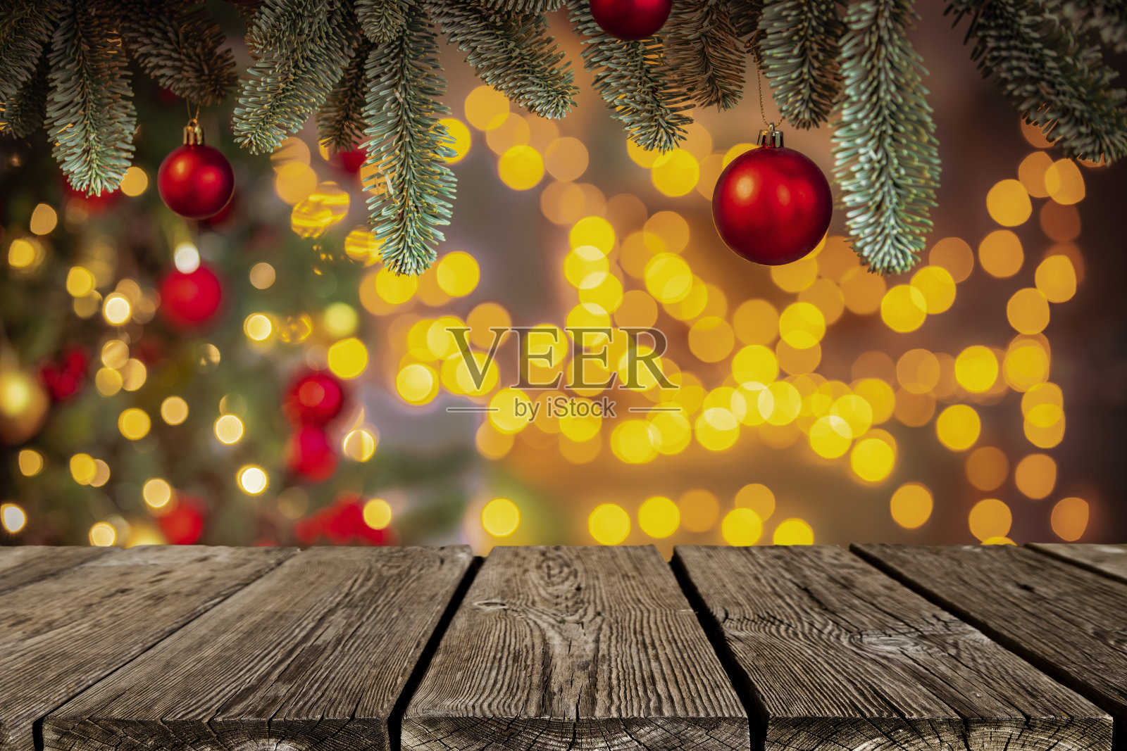 空木桌与散焦圣诞灯和小装饰品的背景照片摄影图片
