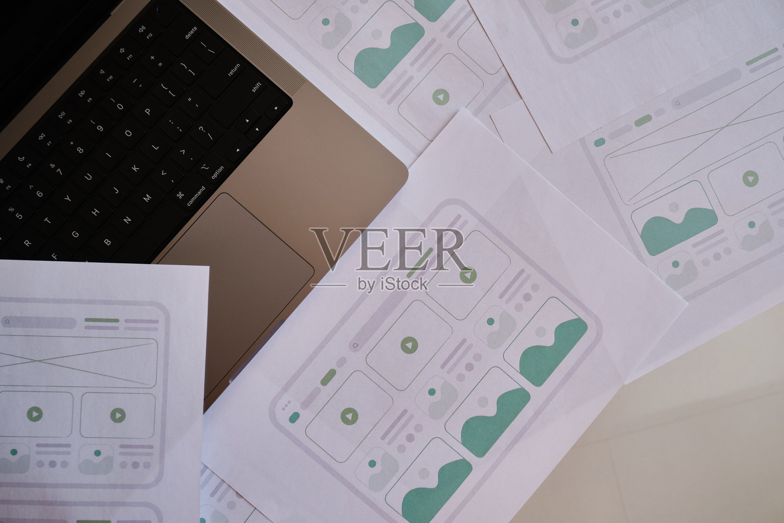 UX网站设计线框图。草图,原型,框架,布局未来设计项目。UI/UX -用户界面,用户体验设计师。网页设计工作室的创意概念。网站开发照片摄影图片