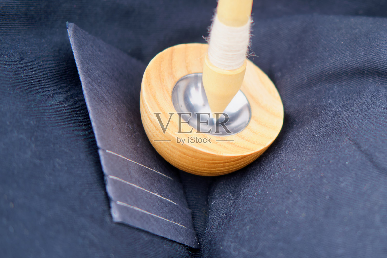 这个女人小心翼翼地用纺锤把羊毛纺成线,展示了她纺纱的技巧。照片摄影图片