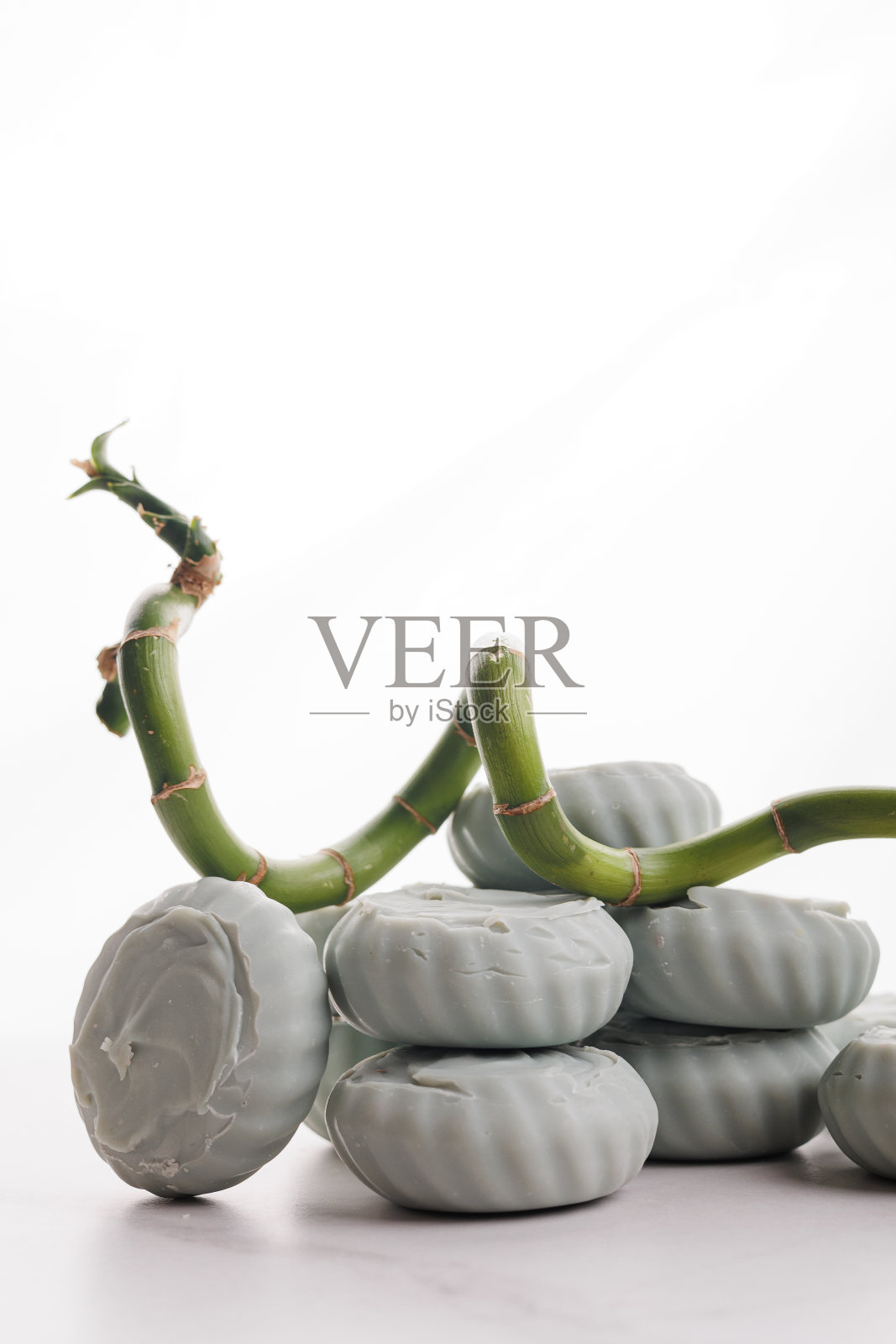 有机天然皂与葡萄柚提取物。手工皂照片摄影图片