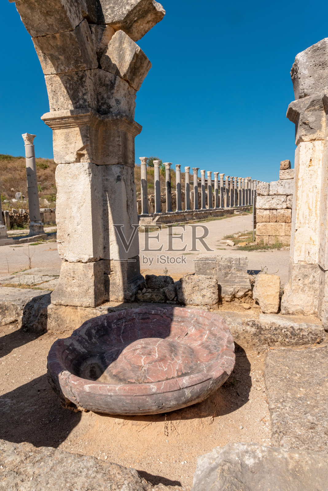 土耳其安塔利亚的佩尔热古城。旁菲利亚古城的历史遗迹照片摄影图片